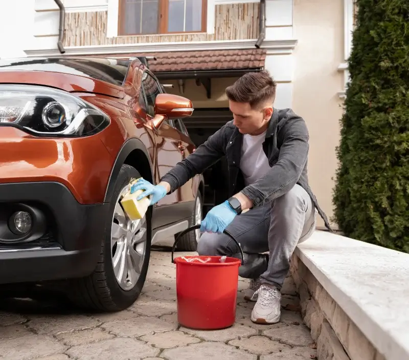 Lavage auto à domicile La Grand-Croix : professionnel intervenant sur un véhicule